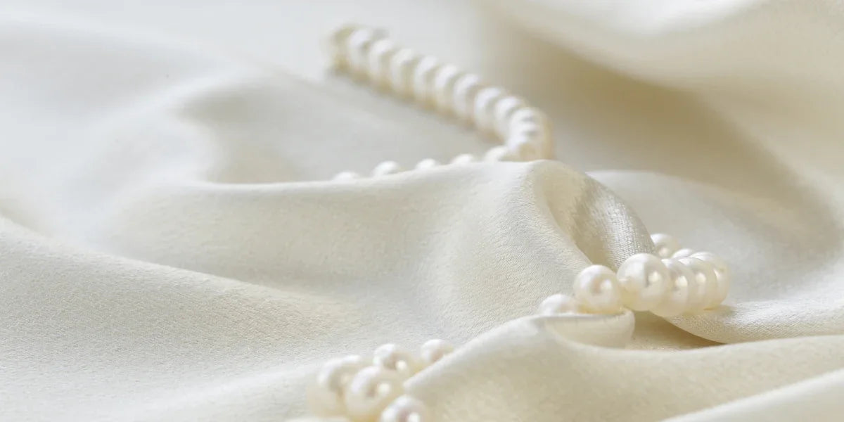 Silk as a gift: 17 options for the best gifts for family and friends, suitable for any occasion