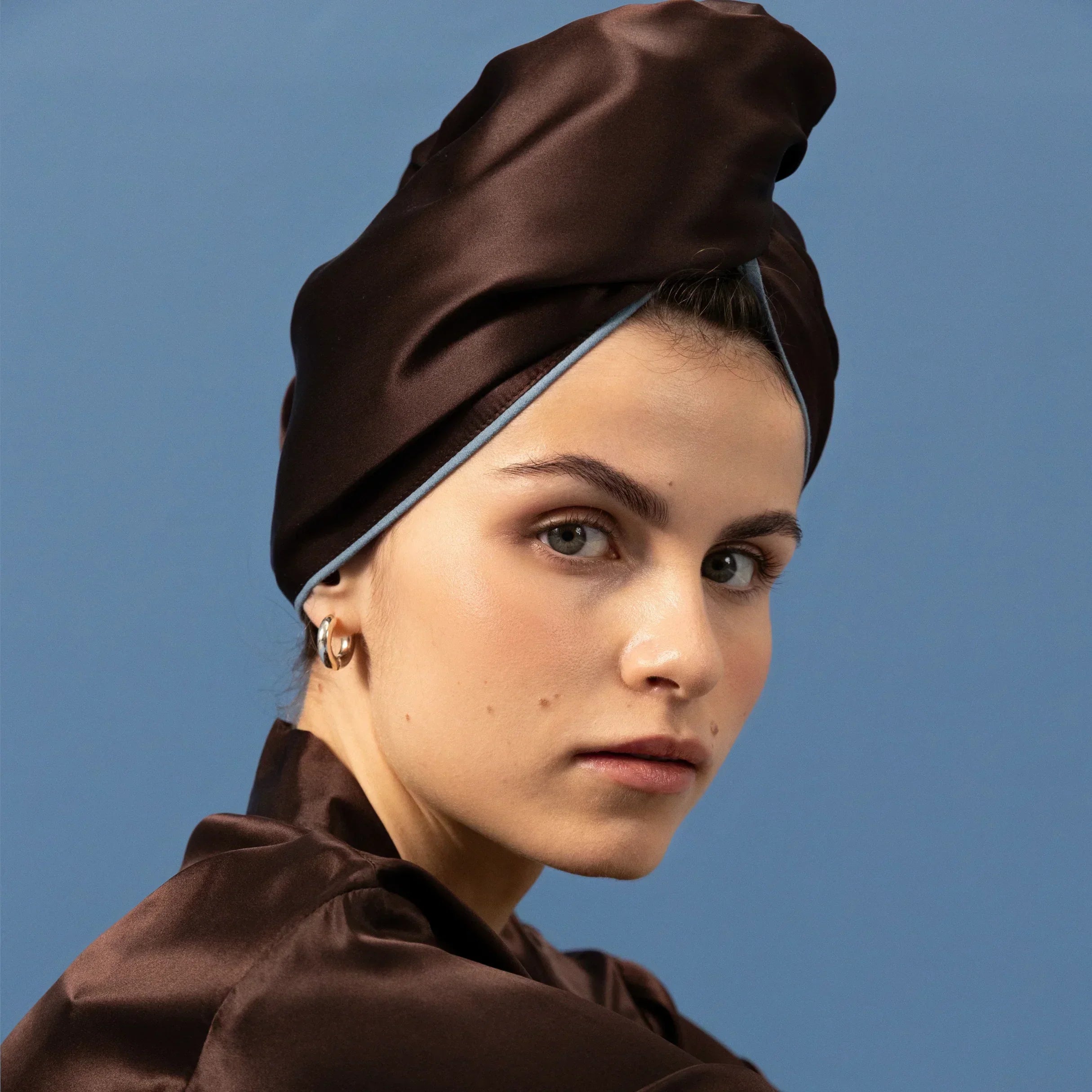 Тюрбан-рушник з Mulberry шовку в коричневому кольорі — шовковий тюрбан для волосся з гладкою мікрофіброю для ніжного сушіння та збереження природного блиску