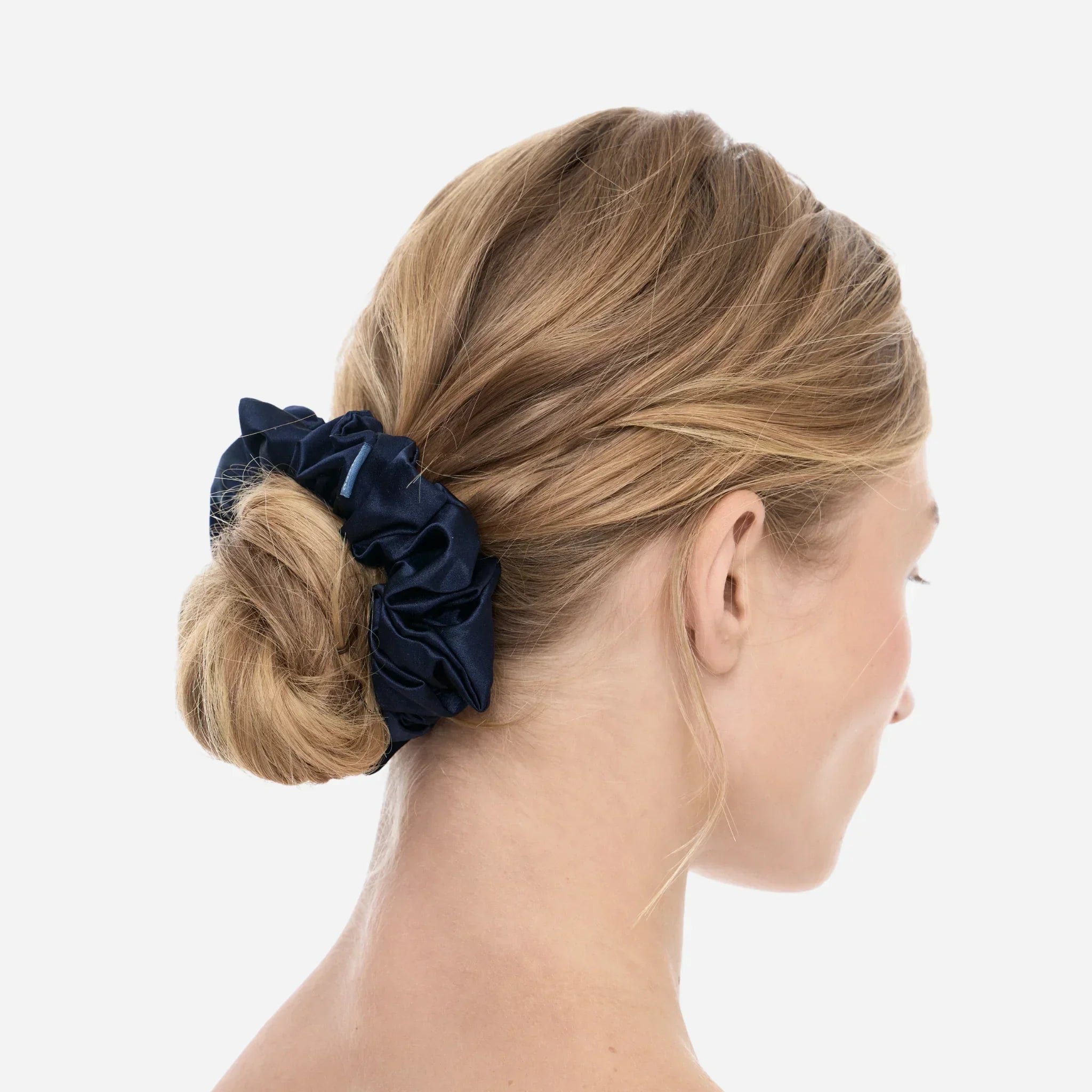 Обмежена колекція шовкових резинок MAXI у темно-синьому кольорі — до Дня моря з любов’ю