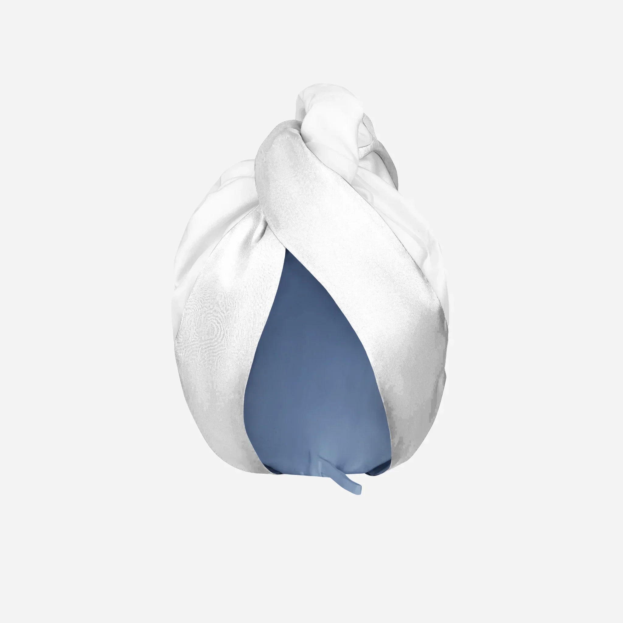 Молочний тюрбан-рушник з шовку Mulberry та гладкої мікрофібри — легкий і зручний тюрбан для волосся з ґудзиком, що м’яко фіксується, не тисне на голову та делікатно сушить волосся, зберігаючи його блиск