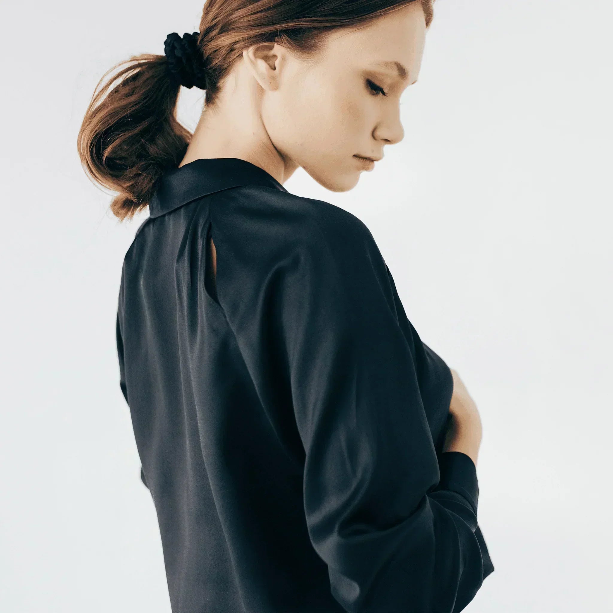 Нічна сорочка, шовкова нічна сорочка,silk shirt,Silk pajama shirt,шовкова піжамна сорочка,чорна сорочка з V вирізом,довга шовкова сорочка на гудзиках,шовкова сорочка з вирізами на куравах,Шовк, Mulberry шовк, Silk, Mulberry Silk, 100Percent Mulberry Silk, 100% шовк, Mulberry шелк, Шелк, МОЛОДО, MOLODO, шовкова сорочка