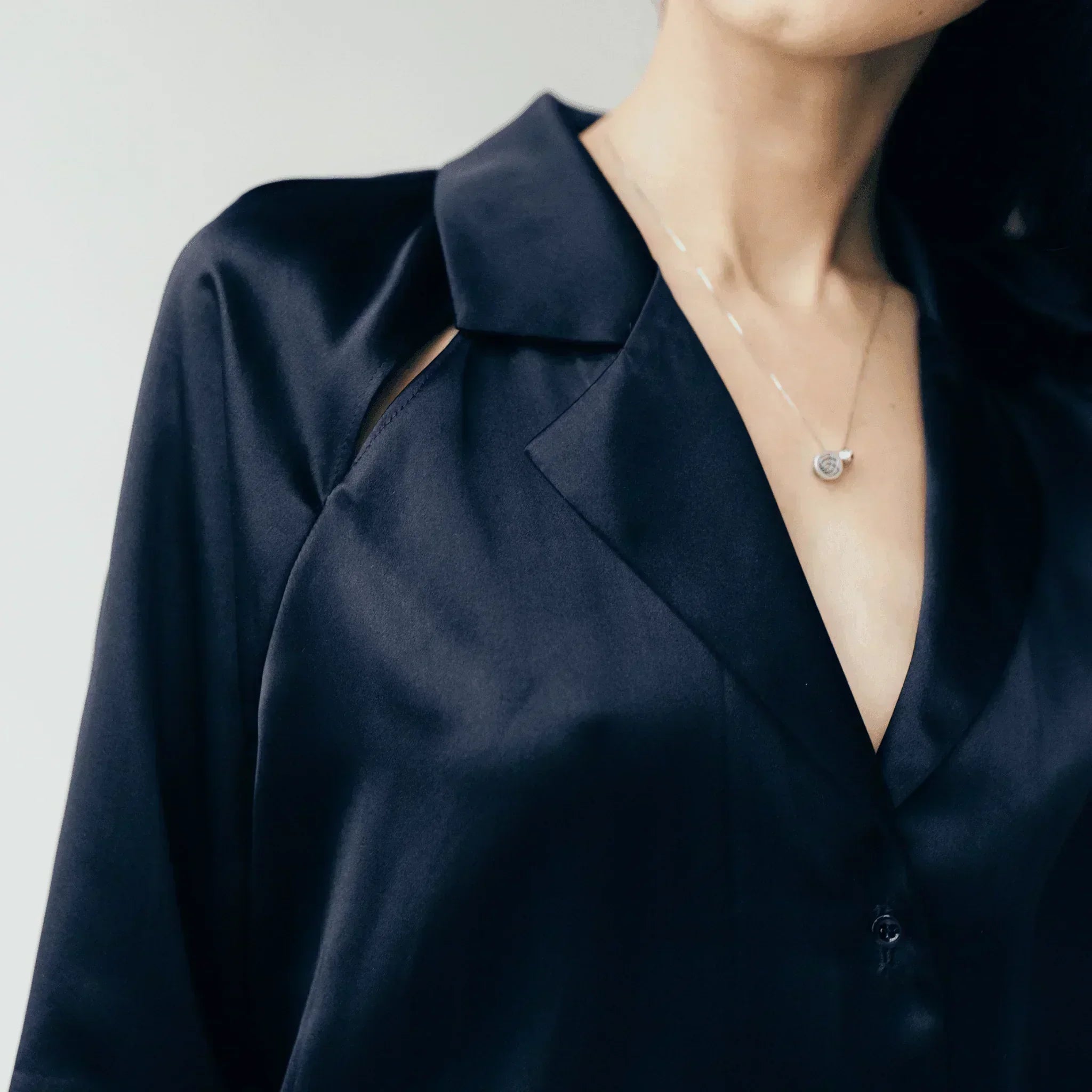 Нічна сорочка, шовкова нічна сорочка,silk shirt,Silk pajama shirt,шовкова піжамна сорочка,чорна сорочка з V вирізом,довга шовкова сорочка на гудзиках,шовкова сорочка з вирізами на куравах,Шовк, Mulberry шовк, Silk, Mulberry Silk, 100Percent Mulberry Silk, 100% шовк, Mulberry шелк, Шелк, МОЛОДО, MOLODO, шовкова сорочка