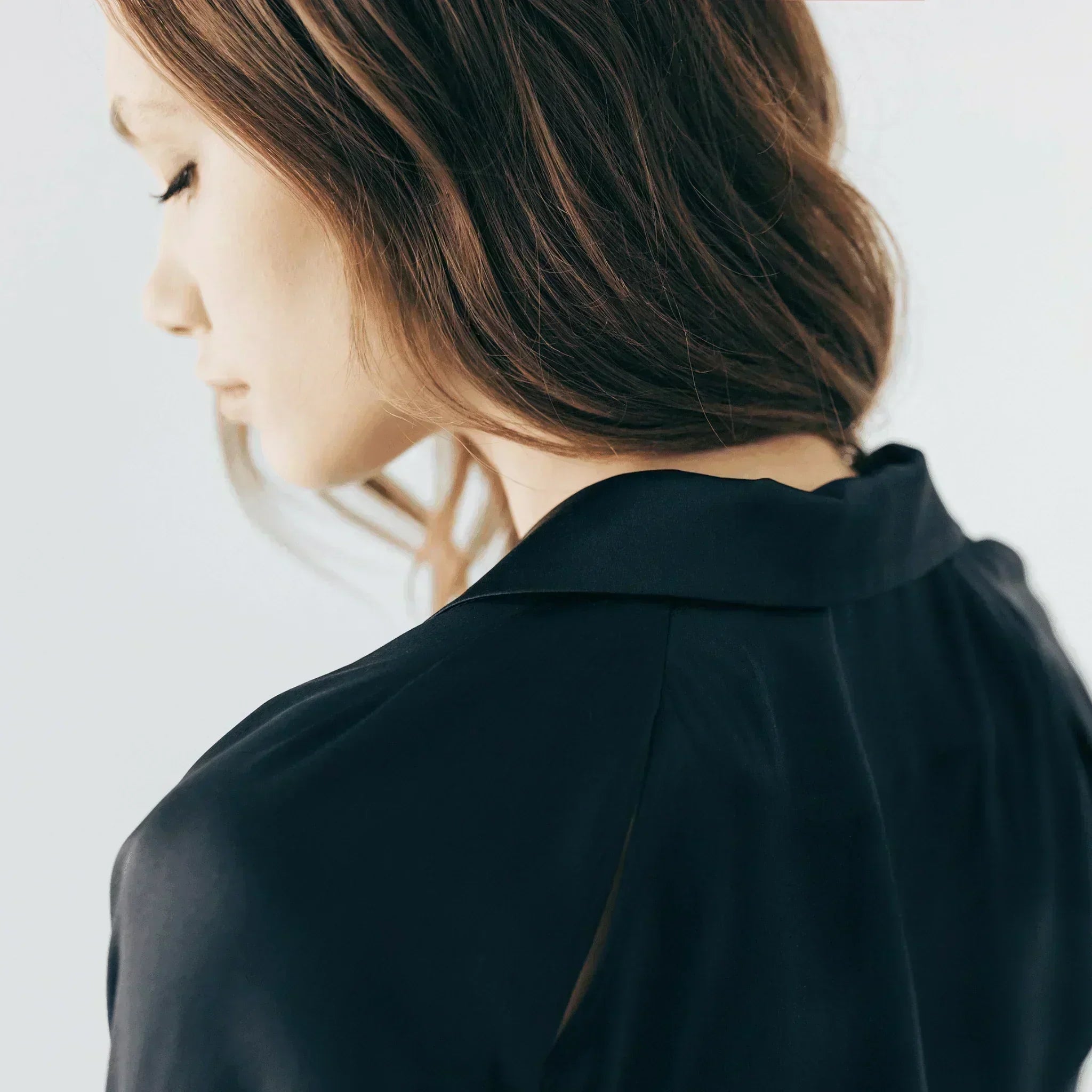 Нічна сорочка, шовкова нічна сорочка,silk shirt,Silk pajama shirt,шовкова піжамна сорочка,чорна сорочка з V вирізом,довга шовкова сорочка на гудзиках,шовкова сорочка з вирізами на куравах,Шовк, Mulberry шовк, Silk, Mulberry Silk, 100Percent Mulberry Silk, 100% шовк, Mulberry шелк, Шелк, МОЛОДО, MOLODO, шовкова сорочка