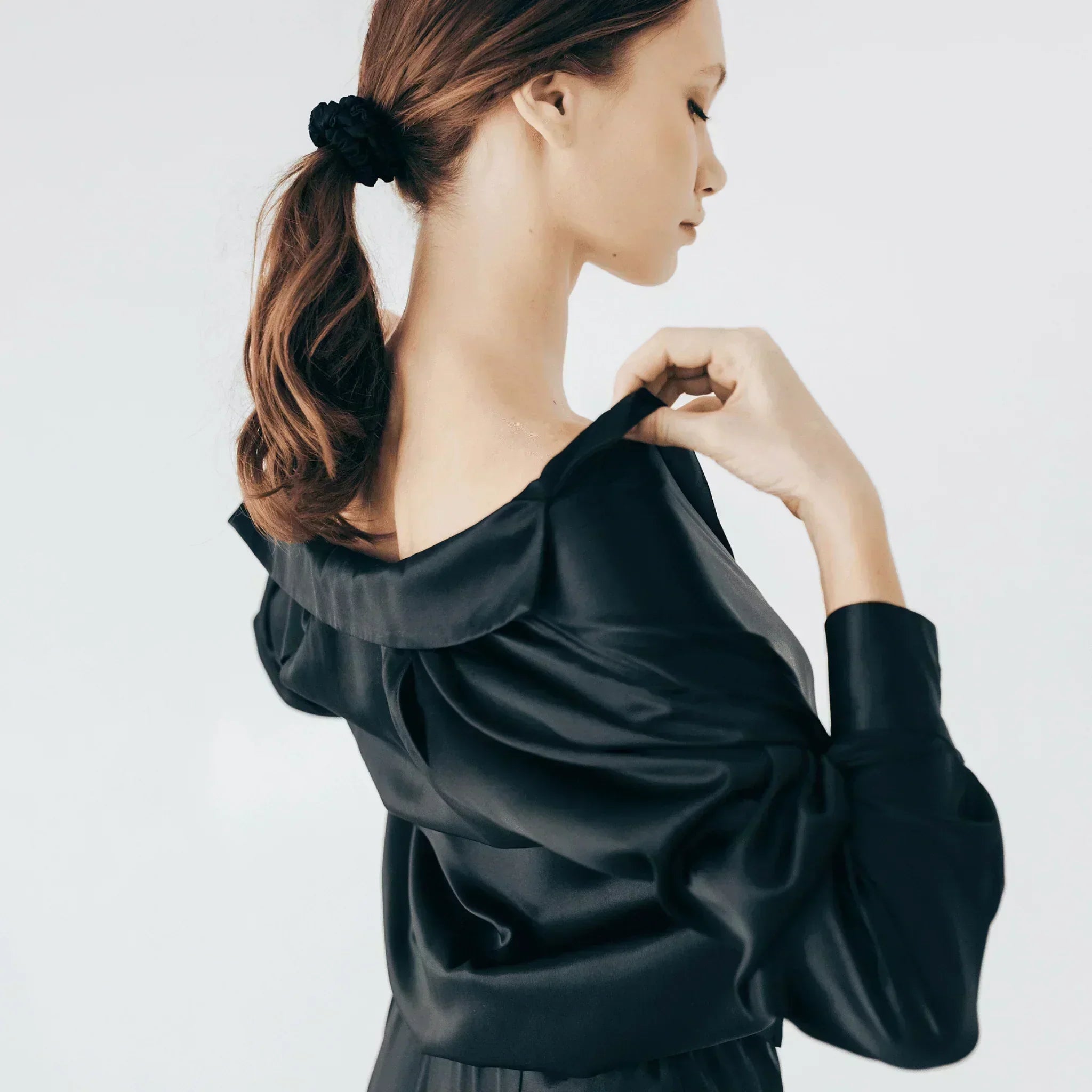 Нічна сорочка, шовкова нічна сорочка,silk shirt,Silk pajama shirt,шовкова піжамна сорочка,чорна сорочка з V вирізом,довга шовкова сорочка на гудзиках,шовкова сорочка з вирізами на куравах,Шовк, Mulberry шовк, Silk, Mulberry Silk, 100Percent Mulberry Silk, 100% шовк, Mulberry шелк, Шелк, МОЛОДО, MOLODO, шовкова сорочка