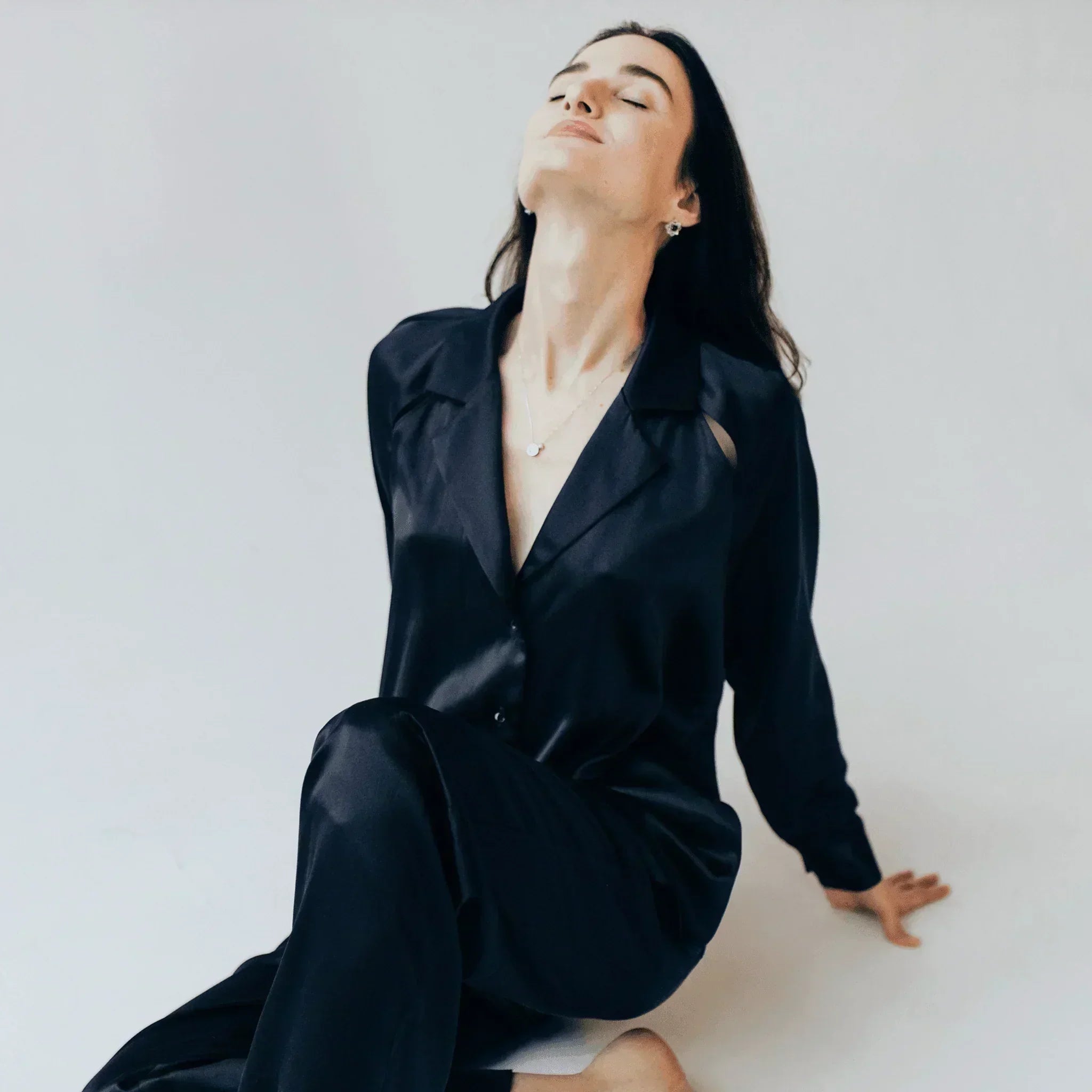 Нічна сорочка, шовкова нічна сорочка,silk shirt,Silk pajama shirt,шовкова піжамна сорочка,чорна сорочка з V вирізом,довга шовкова сорочка на гудзиках,шовкова сорочка з вирізами на куравах,Шовк, Mulberry шовк, Silk, Mulberry Silk, 100Percent Mulberry Silk, 100% шовк, Mulberry шелк, Шелк, МОЛОДО, MOLODO, шовкова сорочка