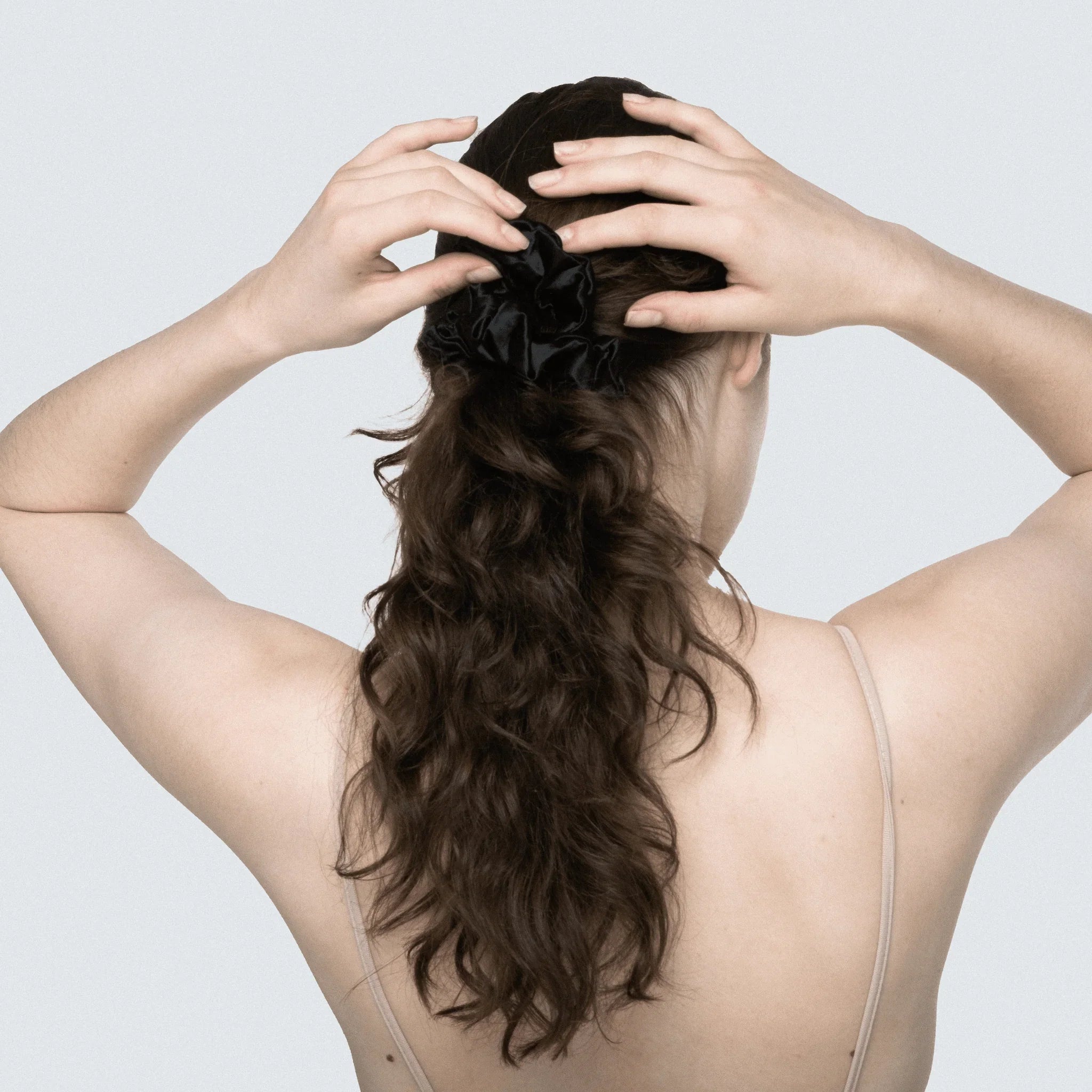 Шовкова резинка MAXI у чорному кольорі — елегантний аксесуар для густого волосся