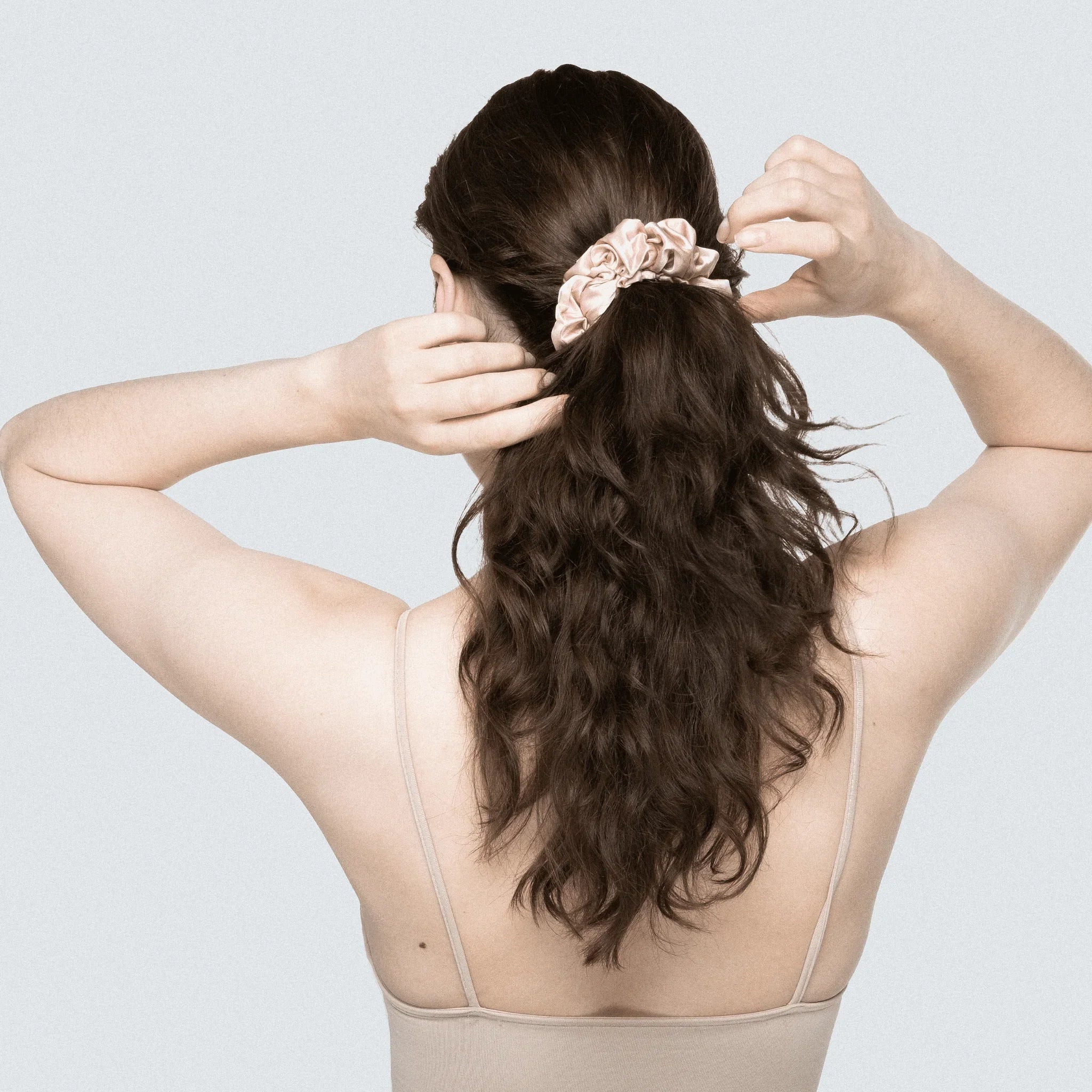 Шовкова резинка для волосся MAXI у ніжно-пудровому кольорі — романтичний акцент для зачіски