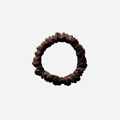 шовкова міні-резинка з Mulberry шовку в глибокому коричневому кольорі — теплий акцент у зачісці