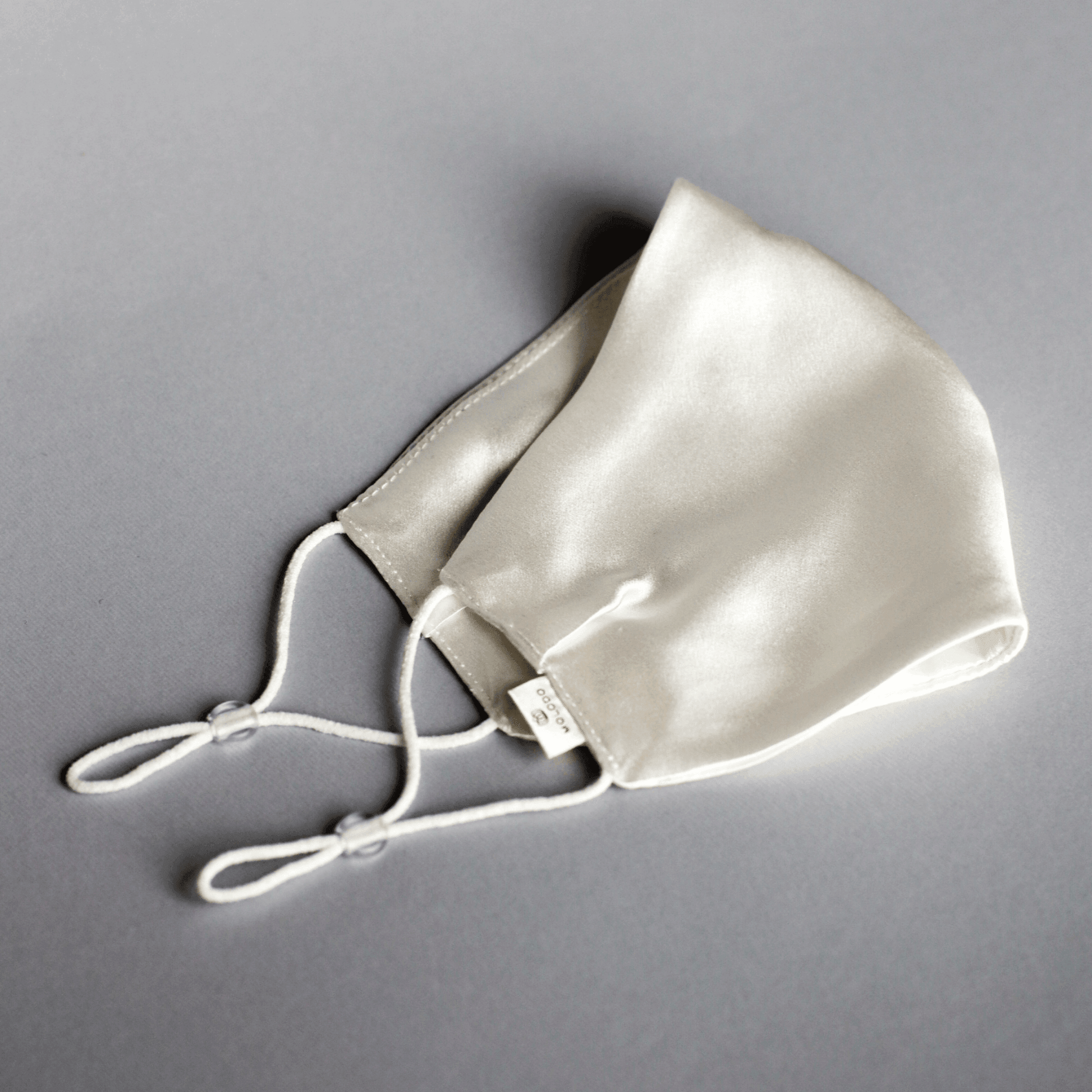 світла молочна біла шовкова захисна маска з натурального шовку MOLODO з регуляторами довжини резинок